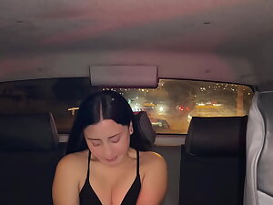 Follé a mi conductor y dejé que se corra dentro de mí slip up condón.