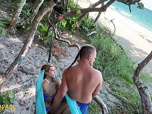 Advance a earn FINGERING to hand the beach