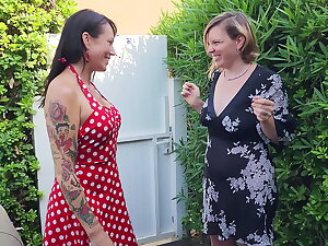 ma copine adeline lafouine m'invite herd son jeux anal des baguettes chinoises